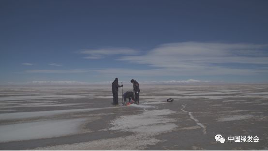 盐湖：凿开50厘米厚冰层，卓乃湖科考队取得今冬盐湖第一手水样