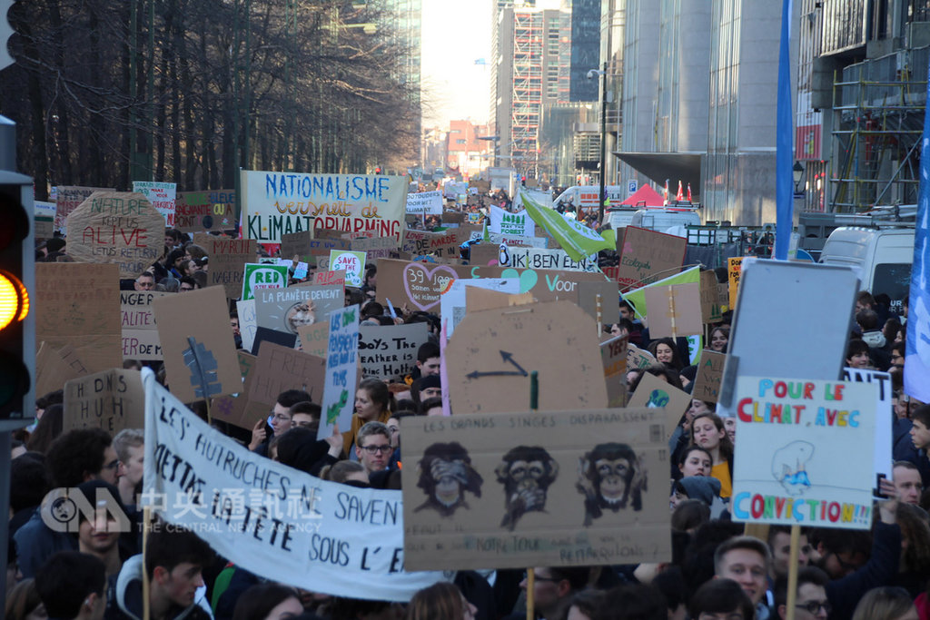 布鲁塞尔：力抗气候变化 布鲁塞尔万名学生上街发声