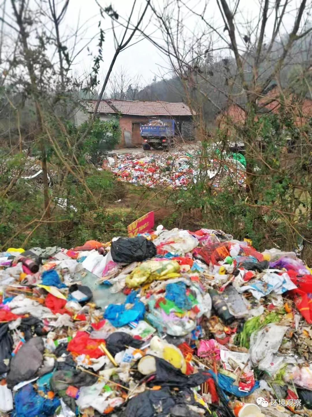 调查员：永州凤凰街道组织清运坳背岭水库边早山岭山脚下倾倒垃圾
