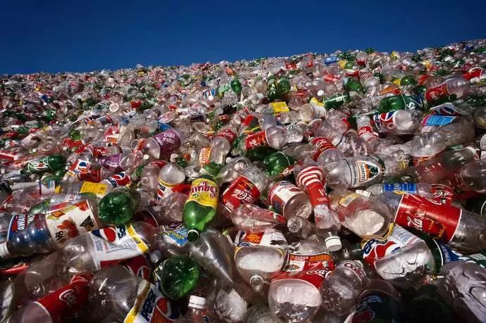 塑料：雀巢、高露洁、联合利华、巴宝莉、可口可乐每年760万吨的废塑料该怎么办？