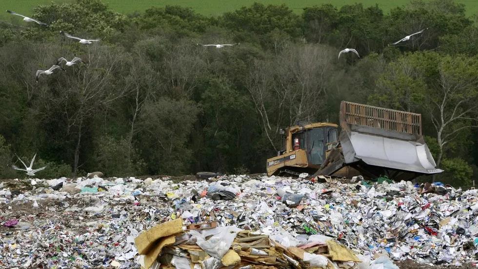 垃圾：“世界垃圾第一国”，小心把自己埋了！