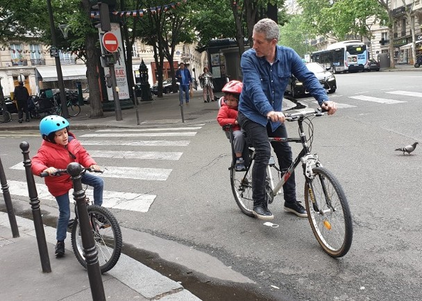 单车：推动环保减少污染 巴黎市长呼吁全民以单车代步