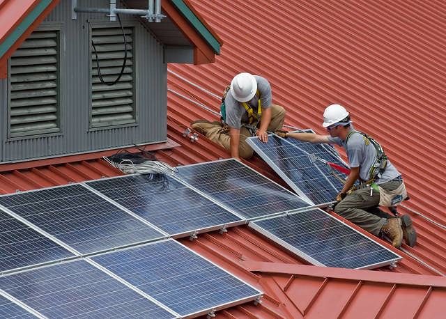 屋顶：屋顶上演步步惊心 太阳能板施工安全问题开始受重视