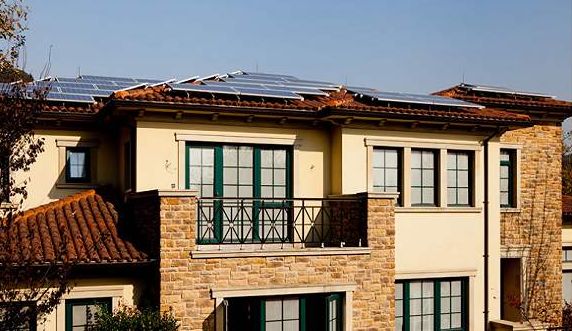 电池板：一场别墅屋顶装2米高太阳能电池板引发的风波 城管认定... ...