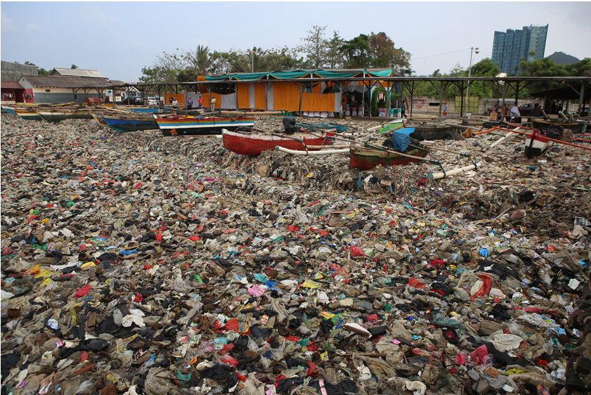 塑料：印尼海滩垃圾成山 渔民却在塑料垃圾中“捞鱼”