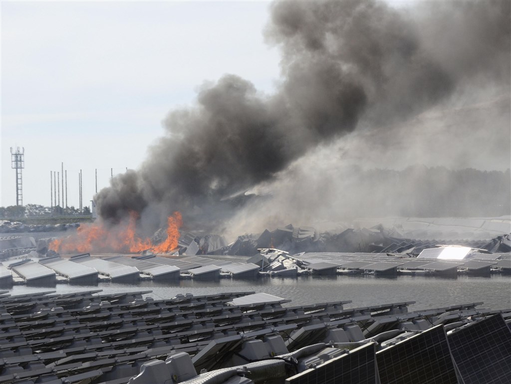 日本：疑台风酿灾 日最大规模水上太阳能板失火