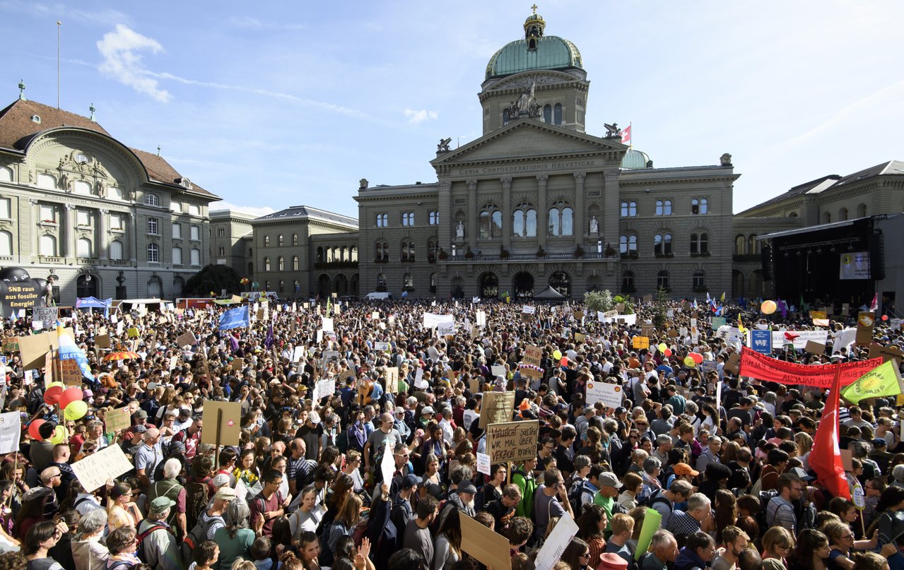 伯恩：呼吁遏止气候变化 瑞士首都10万人上街游行