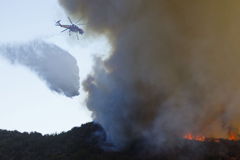 加州：加州野火烧到豪宅区 阿诺施瓦辛格凌晨带家人逃命了