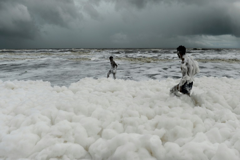 泡沫：印度海滩现白色毒泡沫 新一波污染危机正在酝酿
