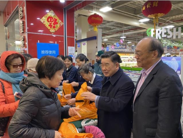 民众：纽约华人囤食材 超市塑料袋不足 上千环保袋30分钟领完