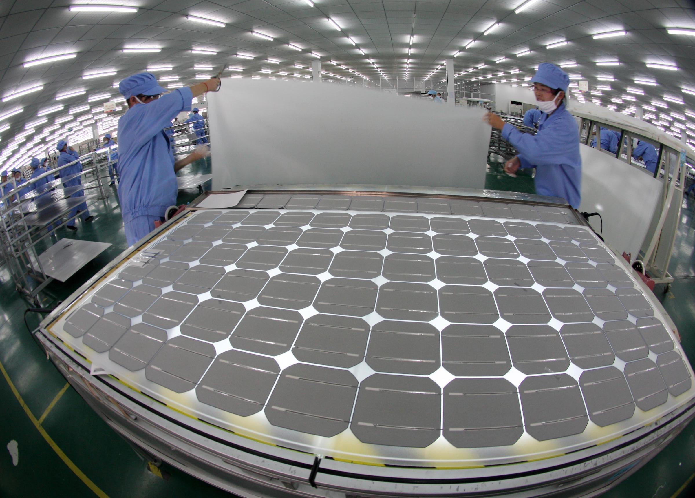 W9A93G_solar_power_panels_workers_in_Jiangsu_China.jpg