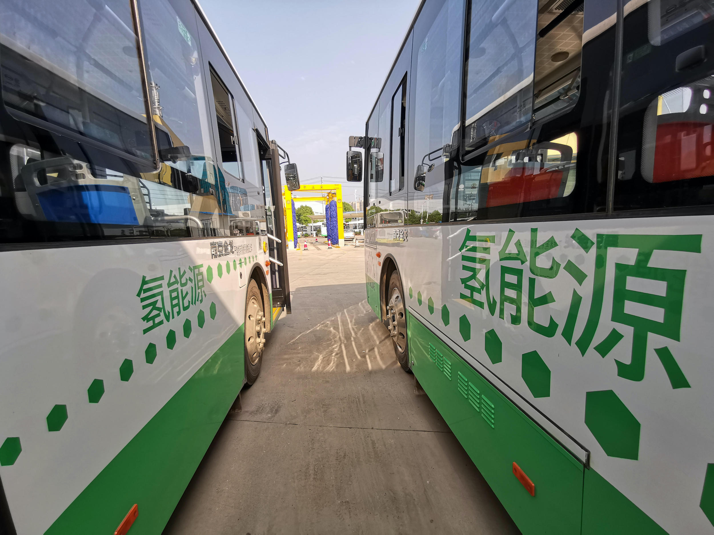 hydrogen-fuel-cell-bus-china.jpg
