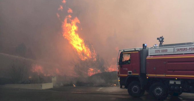火势：法国南部森林大火酿22伤 当局疏散约3000人
